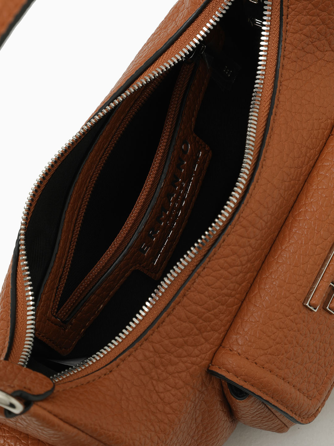 Небольшая сумка-багет рыжего цвета от Ermanno Firenze с боковыми и передним карманами