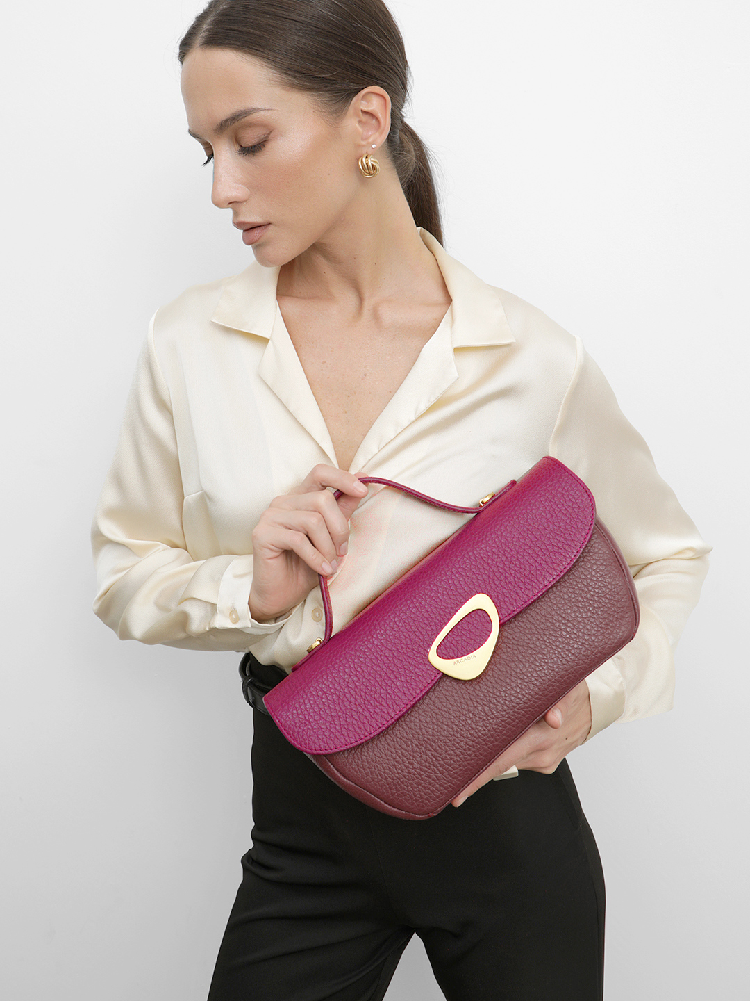 Сэтчел Calipso из натуральной кожи в бордово-розовом цвете с фирменной фурнитурой от ARCADIA