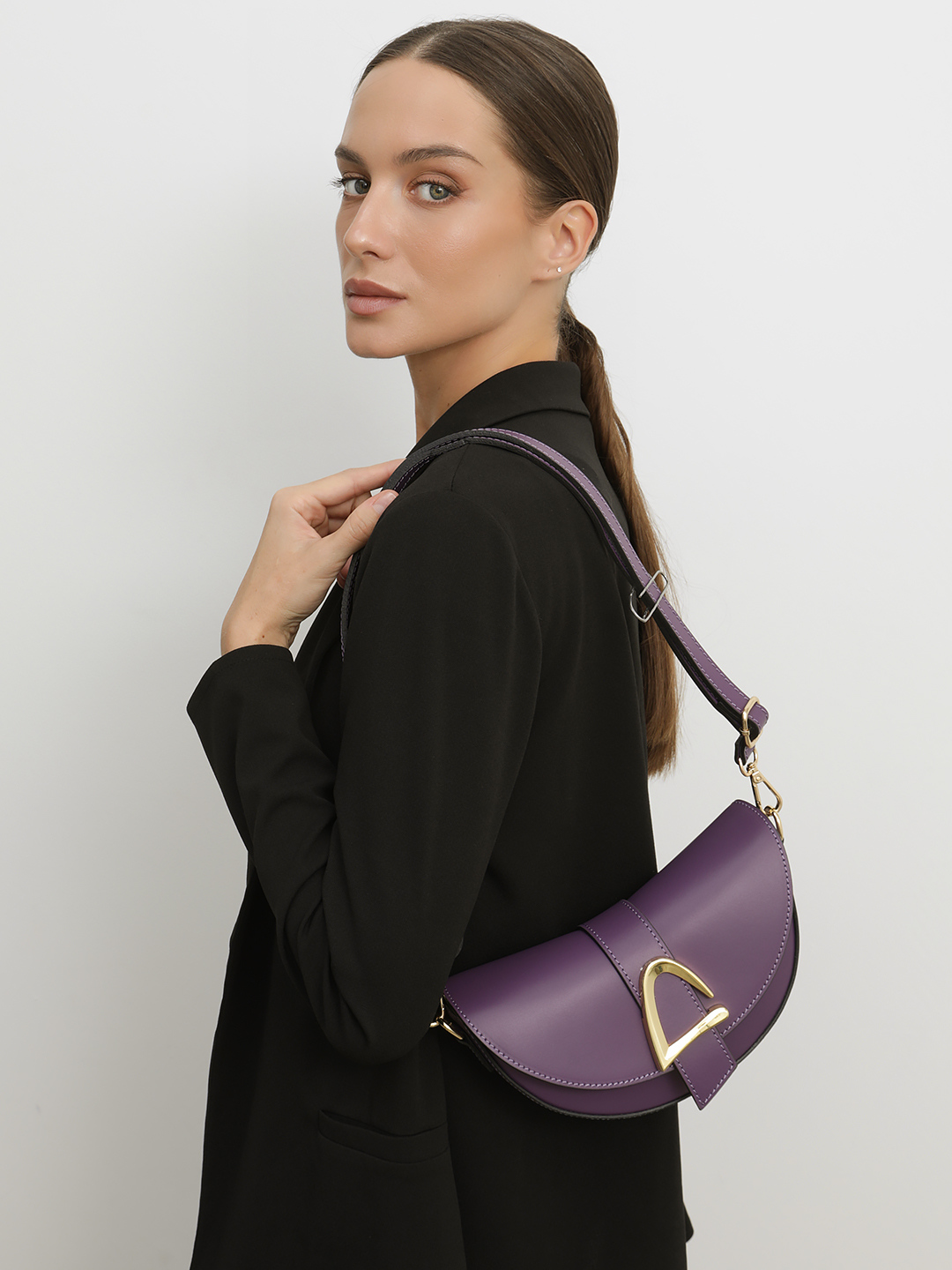 Небольшой боулер SOFIA с клапаном от BE NICE из натуральной кожи лилового цвета