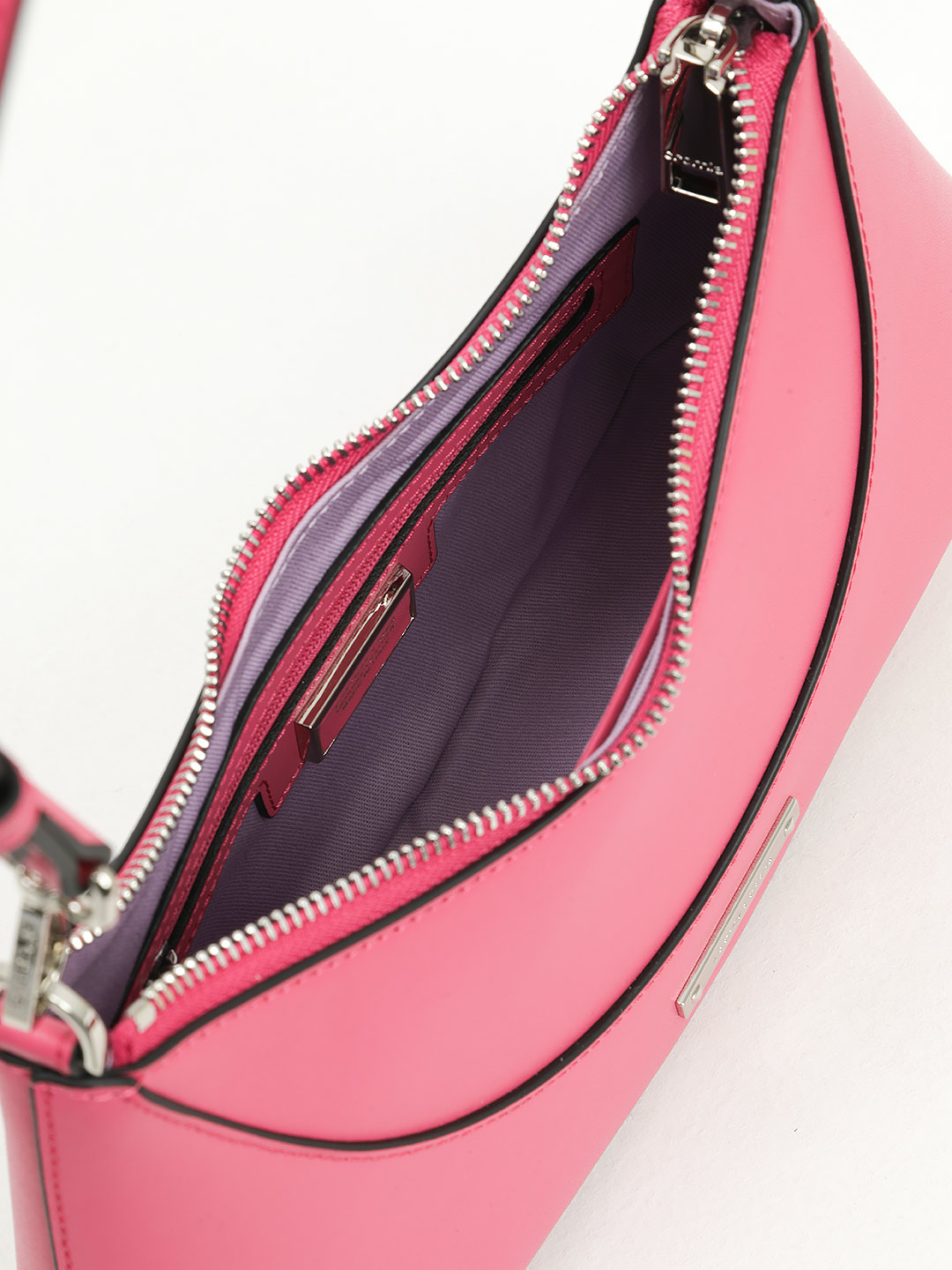 Небольшая сумка-багет с полукруглым дном от Cromia из натуральной ярко-розовой кожи