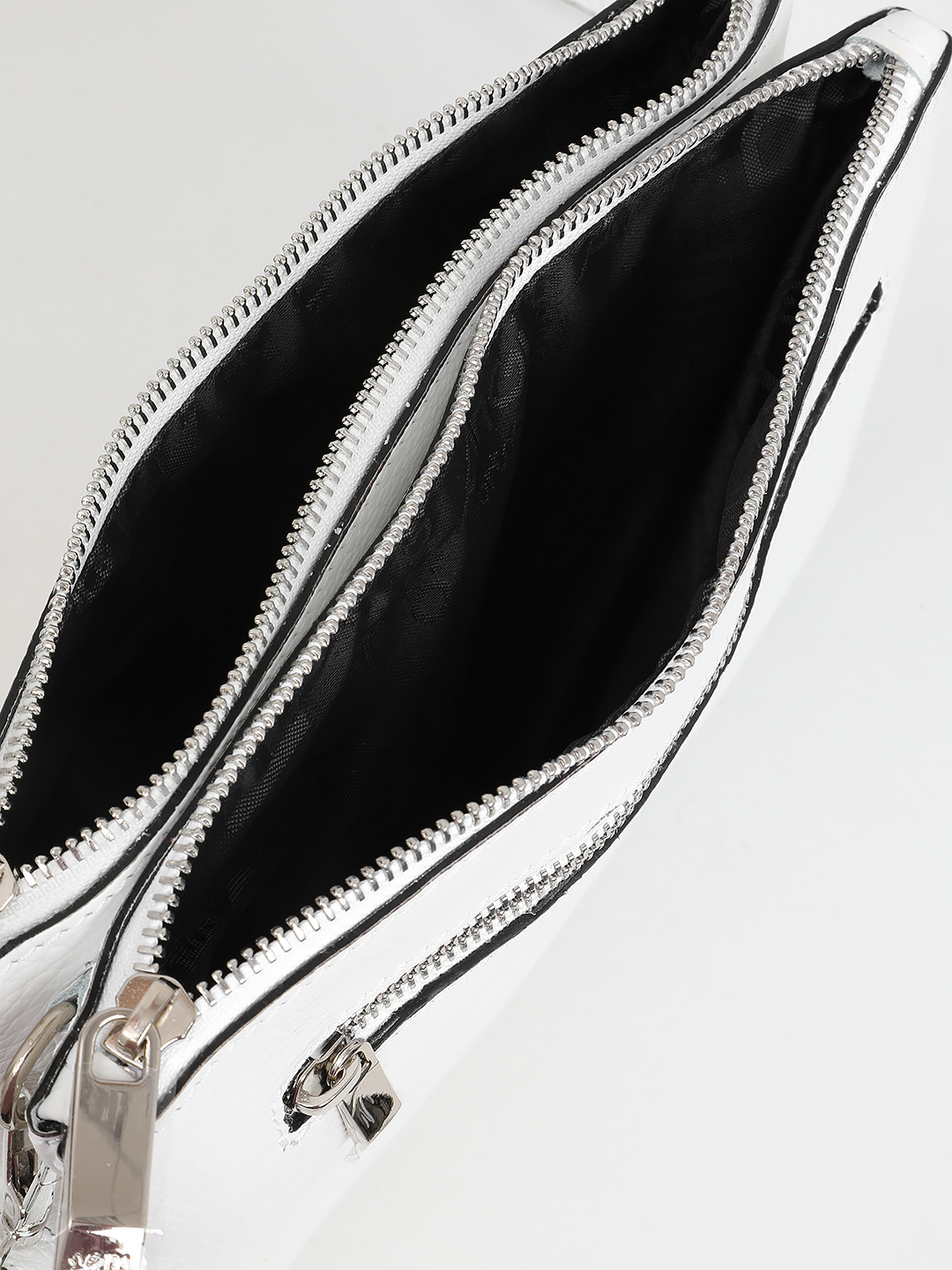 Белая кросс-боди с угловой металлической вставкой от Renato Angi