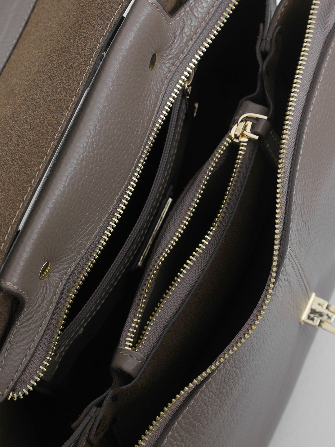 Однорукий сэтчел с тиснёным логотипом Vanessa Scani оттенка тауп