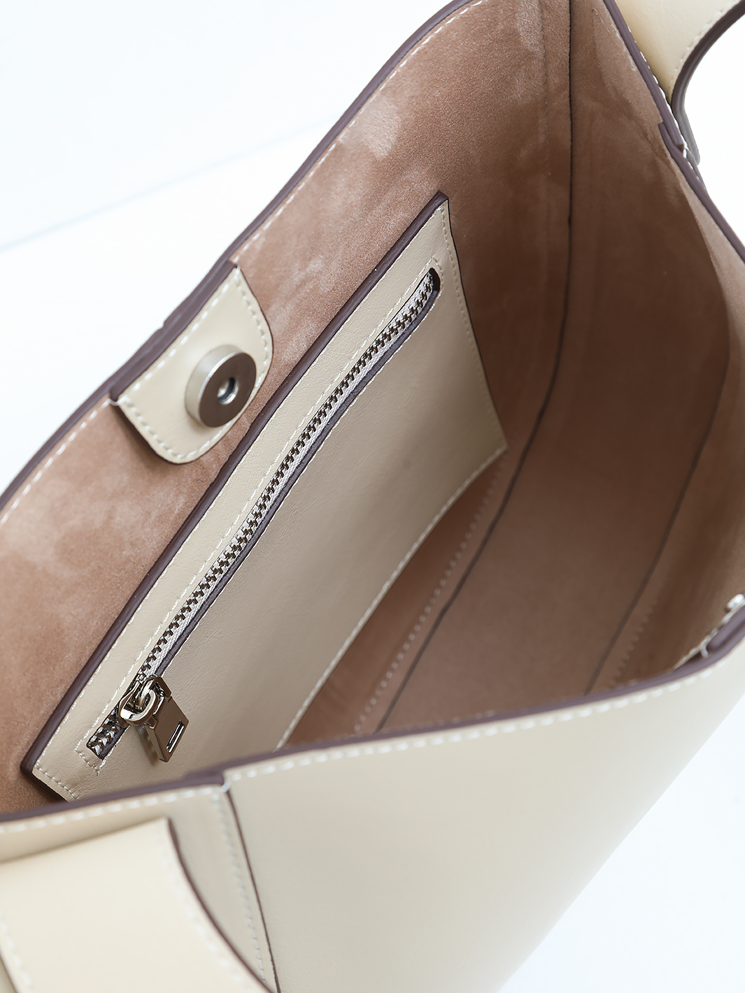 Сумка-хобо на плечо с текстильной косметичкой от IVORY в молочном оттенке