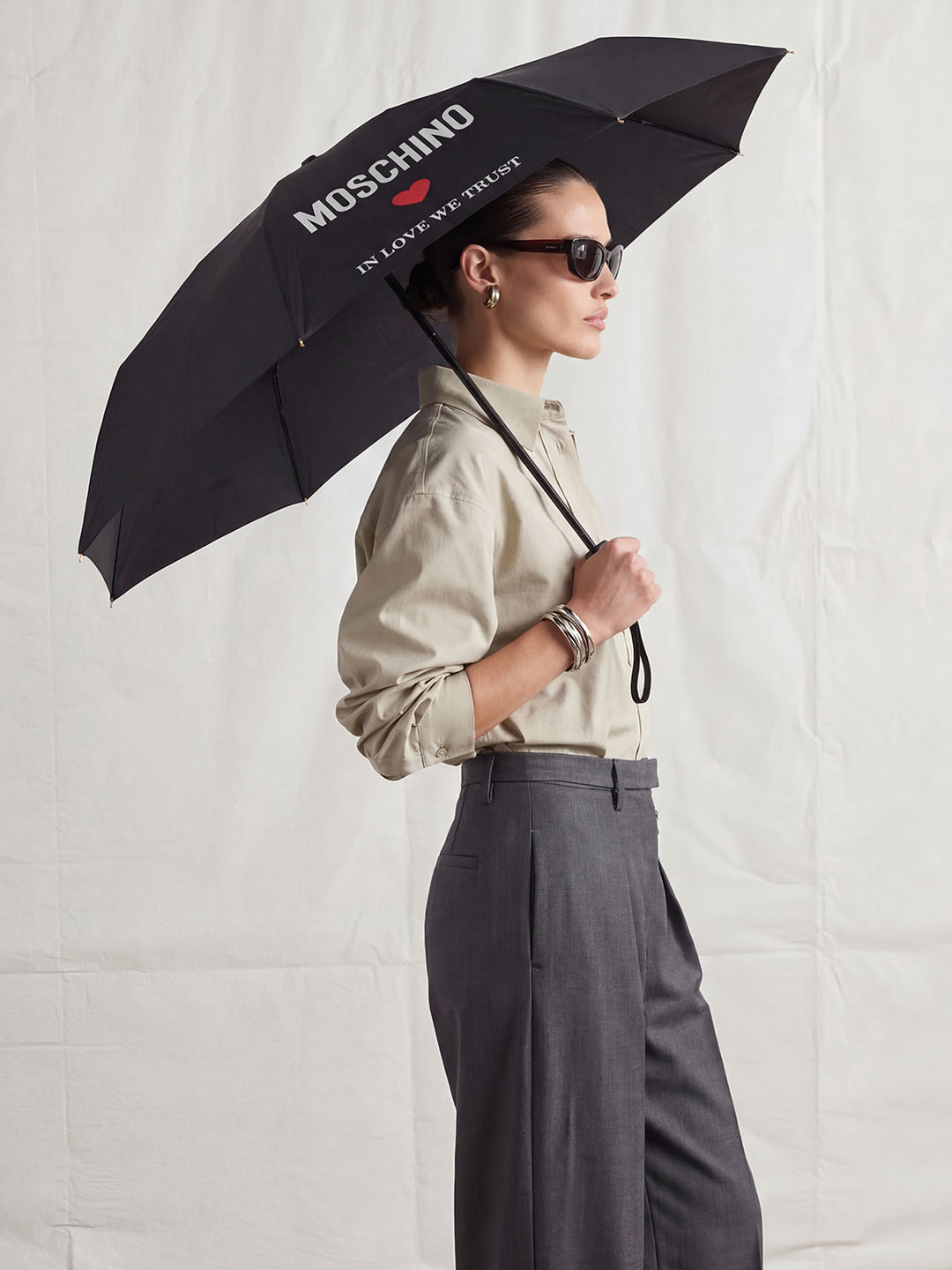 Зонт-автомат мини от Moschino в чёрном цвете с красным сердцем и надписью 