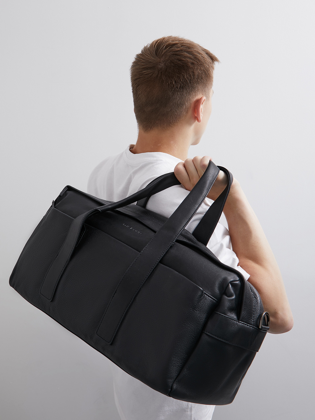 Мужская дорожная сумка от Bond из черной натуральной кожи