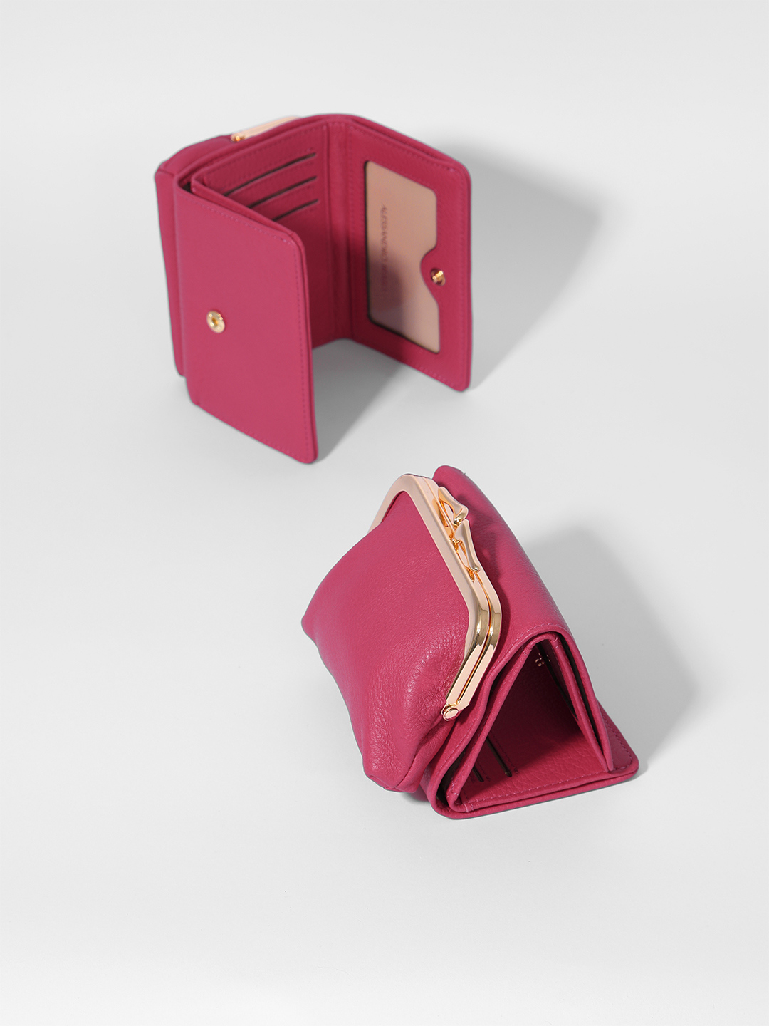 Малиновый мини-кошелёк с золотистой фурнитурой и застёжкой-фермуаром от Alessandro Beato