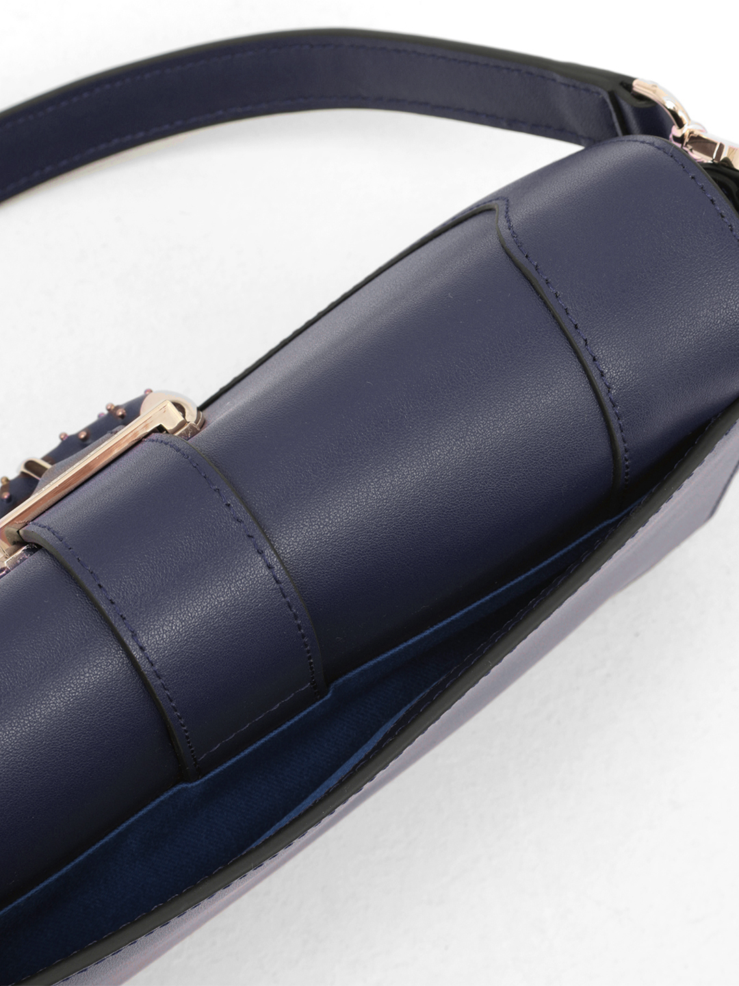 Багет от Cromia в натуральной гладкой коже синего цвета с фурнитурой в виде пряжки