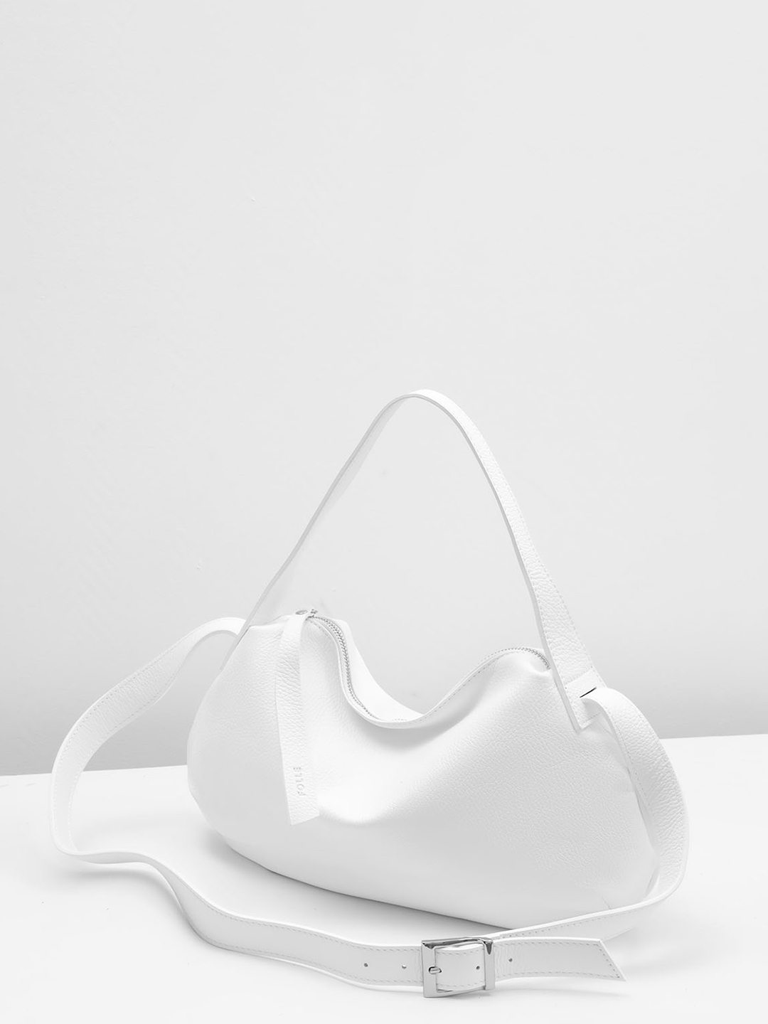 Мягкая сумка-мешок с длинным ремнем на плечо от FOLLE в коже белого цвета