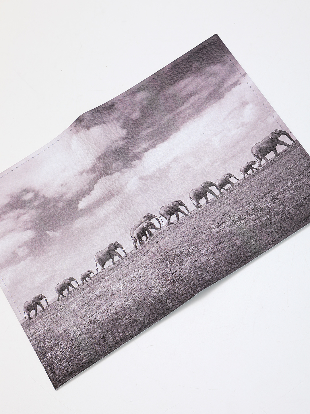 Чёрно - белый принт слонов в обложке для паспорта от бренда Alessandro Beato