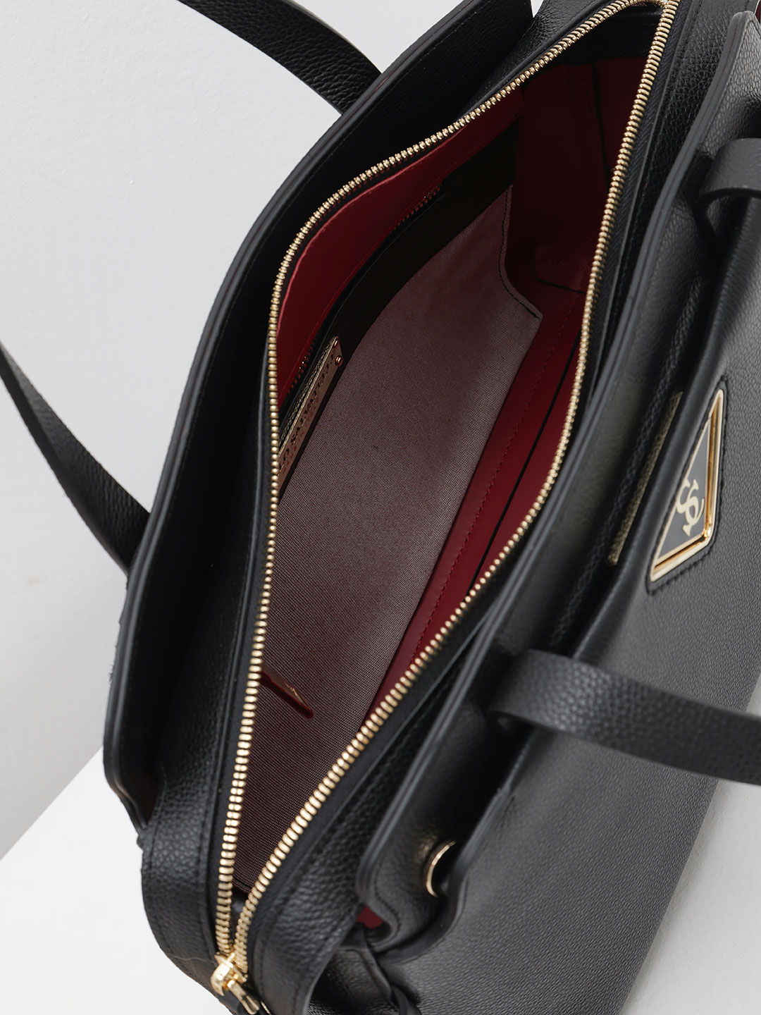 Сумка с именной треугольной фурнитурой от Carlo Salvatelli из кожи черного цвета