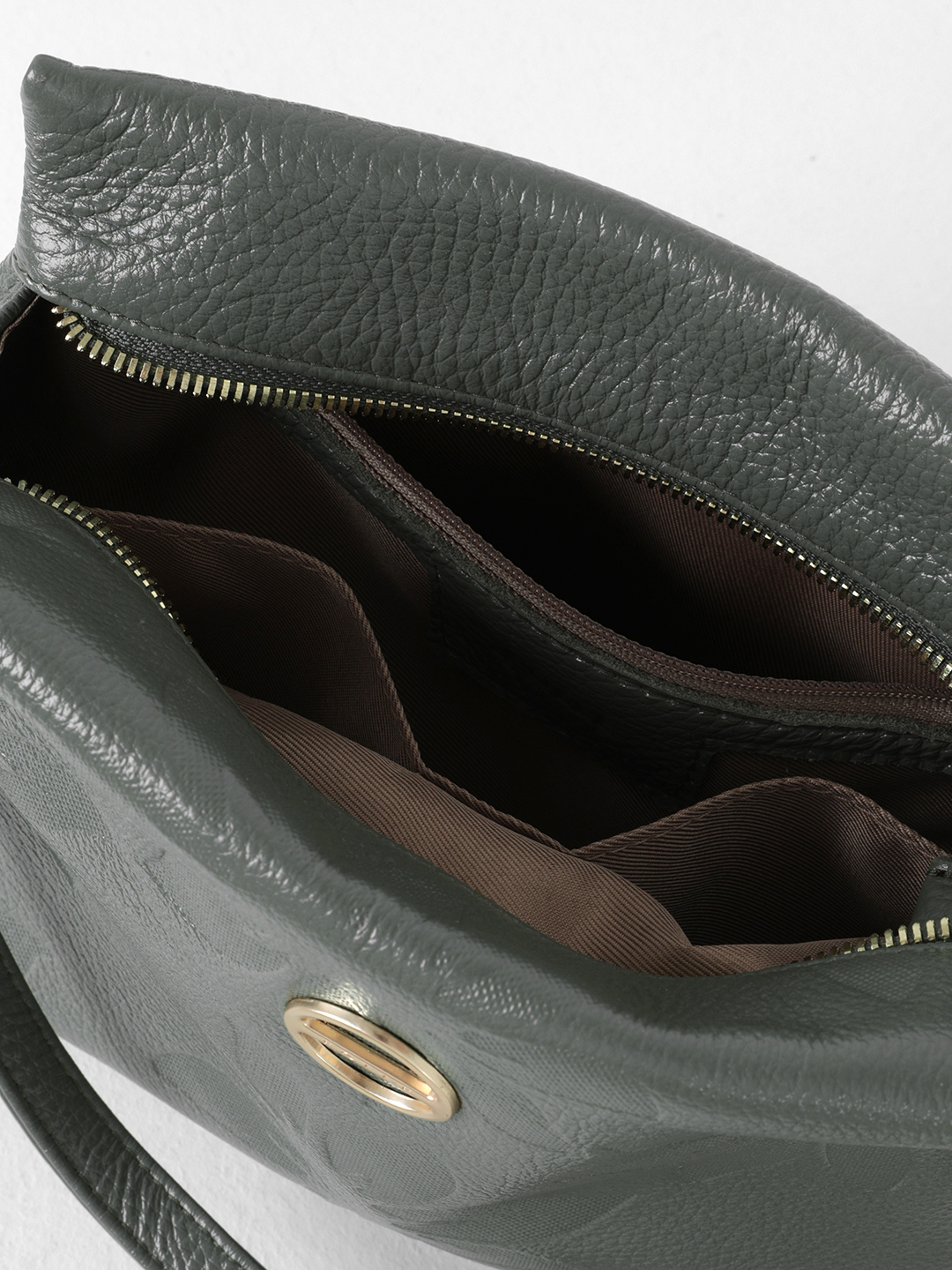 Прямоугольная кросс-боди c фирменным круглым логотипом от FOLLE в шалфейном цвете с цветочным штампом