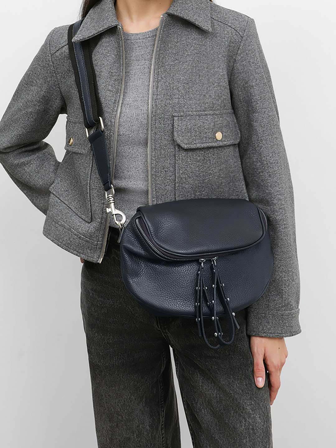 Полукруглая мягкая кросс-боди с длинными кожаными пуллерами с клёпками от FOLLE в синем цвете 