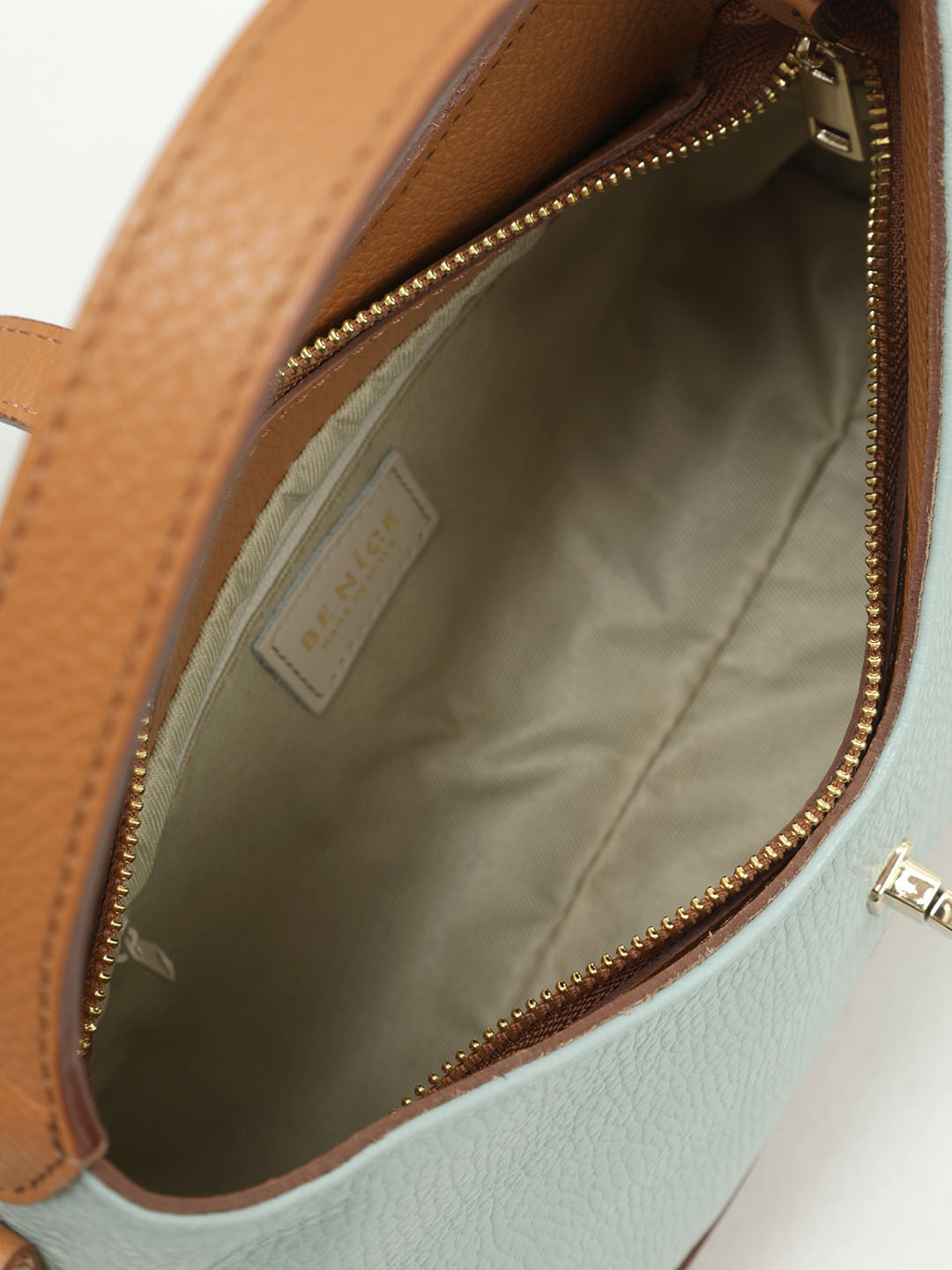 Мини-хобо с узким клапаном и поворотным замком от Be Nice из натуральной кожи голубого и рыжего цвета