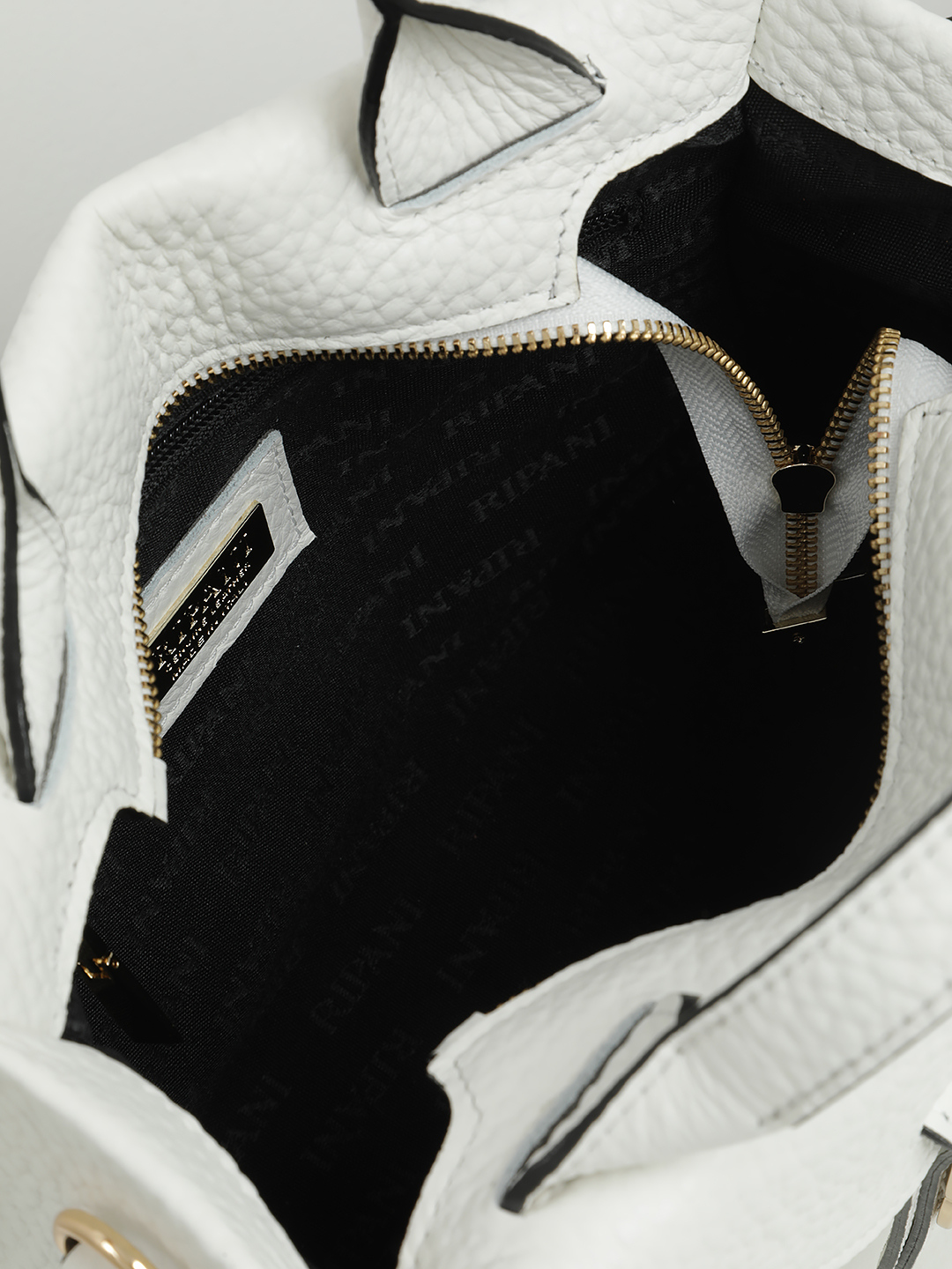 Белая сумка-трапеция со знаковой монограммой RIPANI