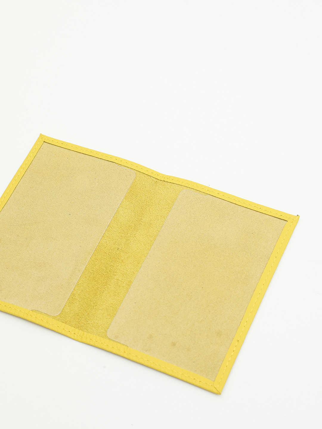 Обложка для паспорта в жёлтом цвете от Alessandro Beato из натуральной кожи 