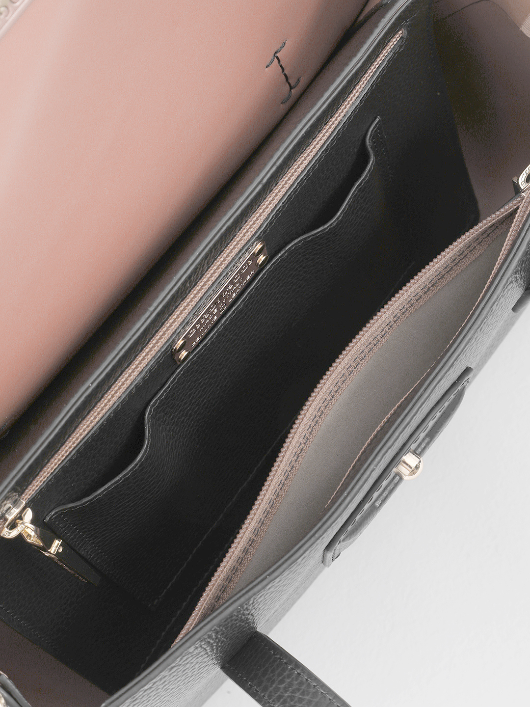 Cумка-тоут жёсткой формы с двумя ручками и ромбовидной фурнитурой от Gironacci в цвете тауп