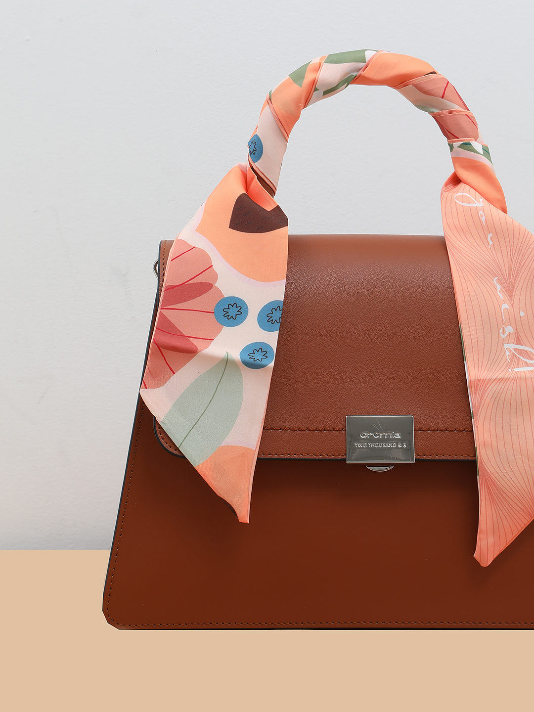 Платок-твилли на сумку с ярким принтом