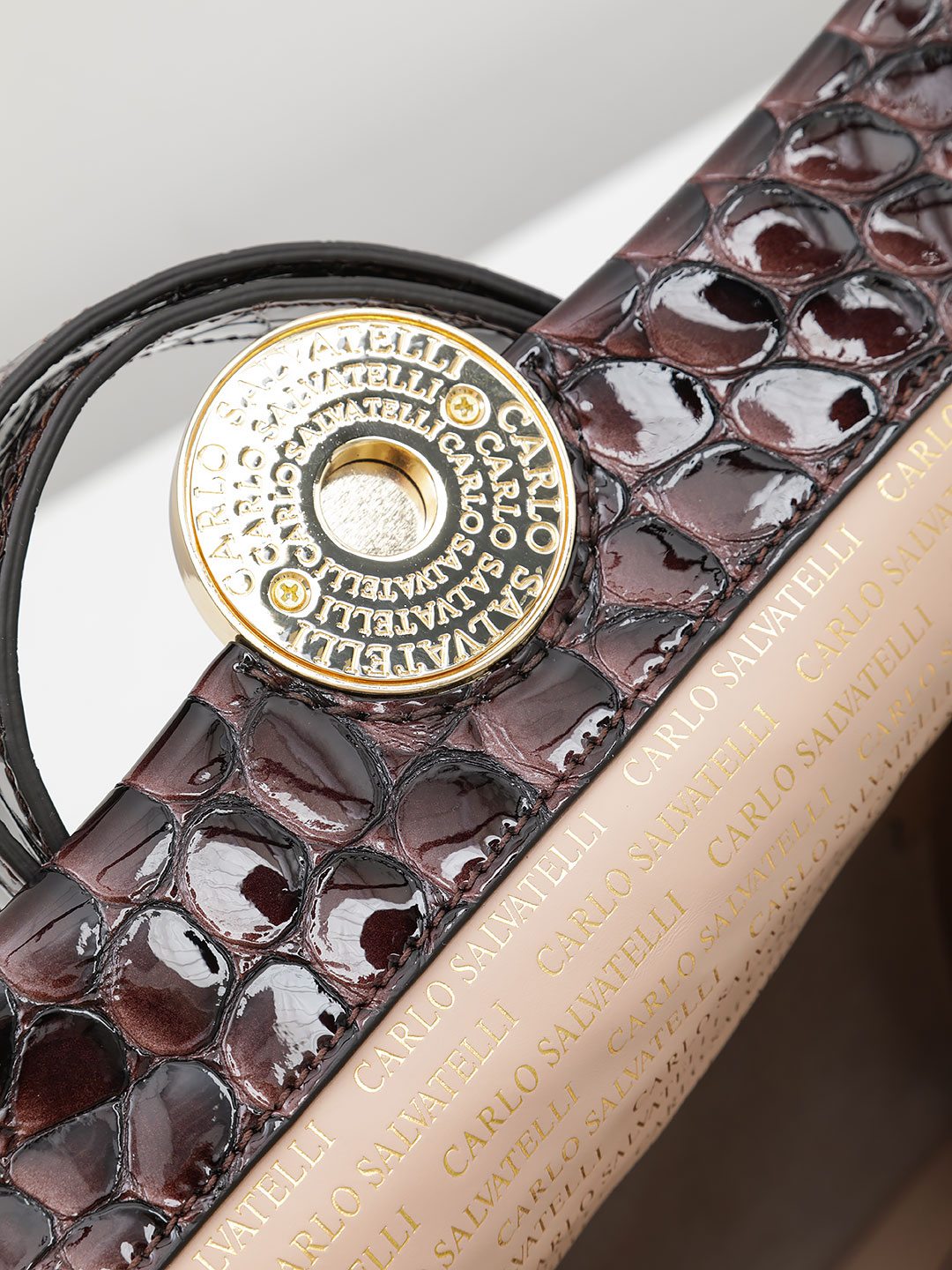 Небольшая сумка от Carlo Salvatelli из лакированной кожи под крокодила коричневого цвета