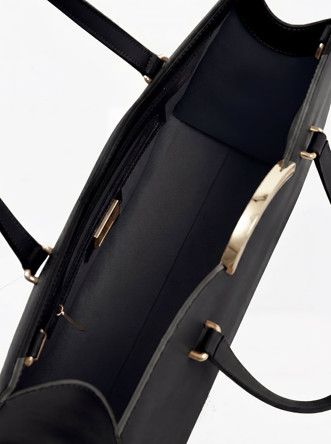 Классическая деловая сумка жесткой формы от Cromia из натуральной кожи черного цвета