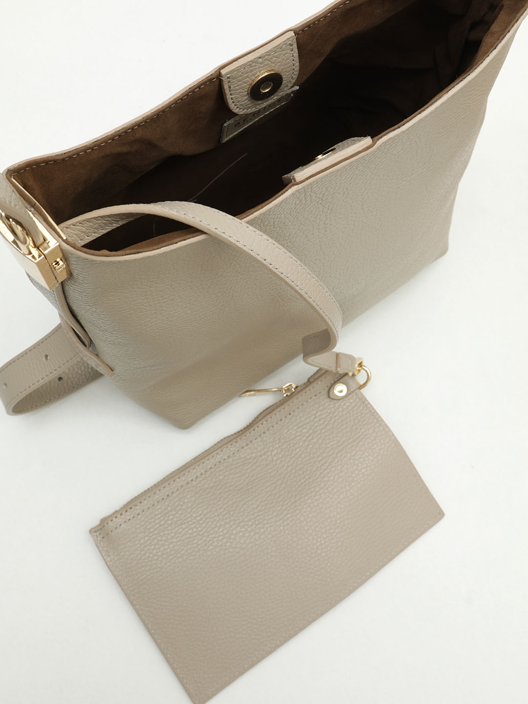 Сумка-мешок от Be Nice с фурнитурой в виде замка из натуральной кожи бежевого цвета