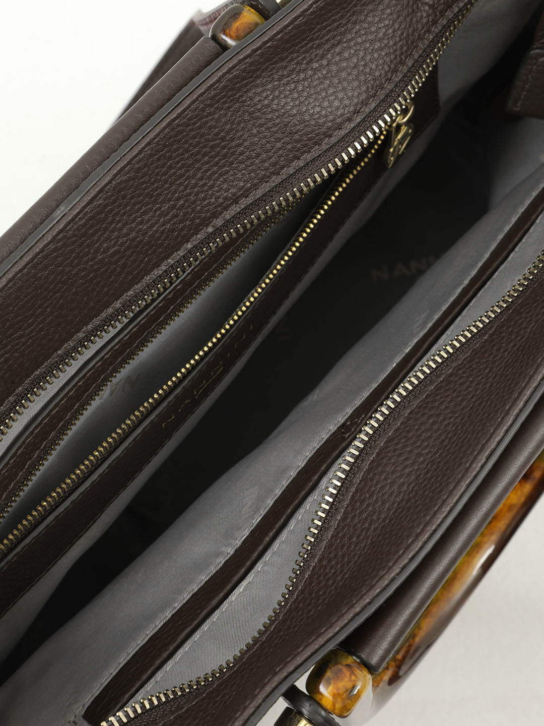 Классическая сумка от Nannini с двумя парами ручек коричневого цвета