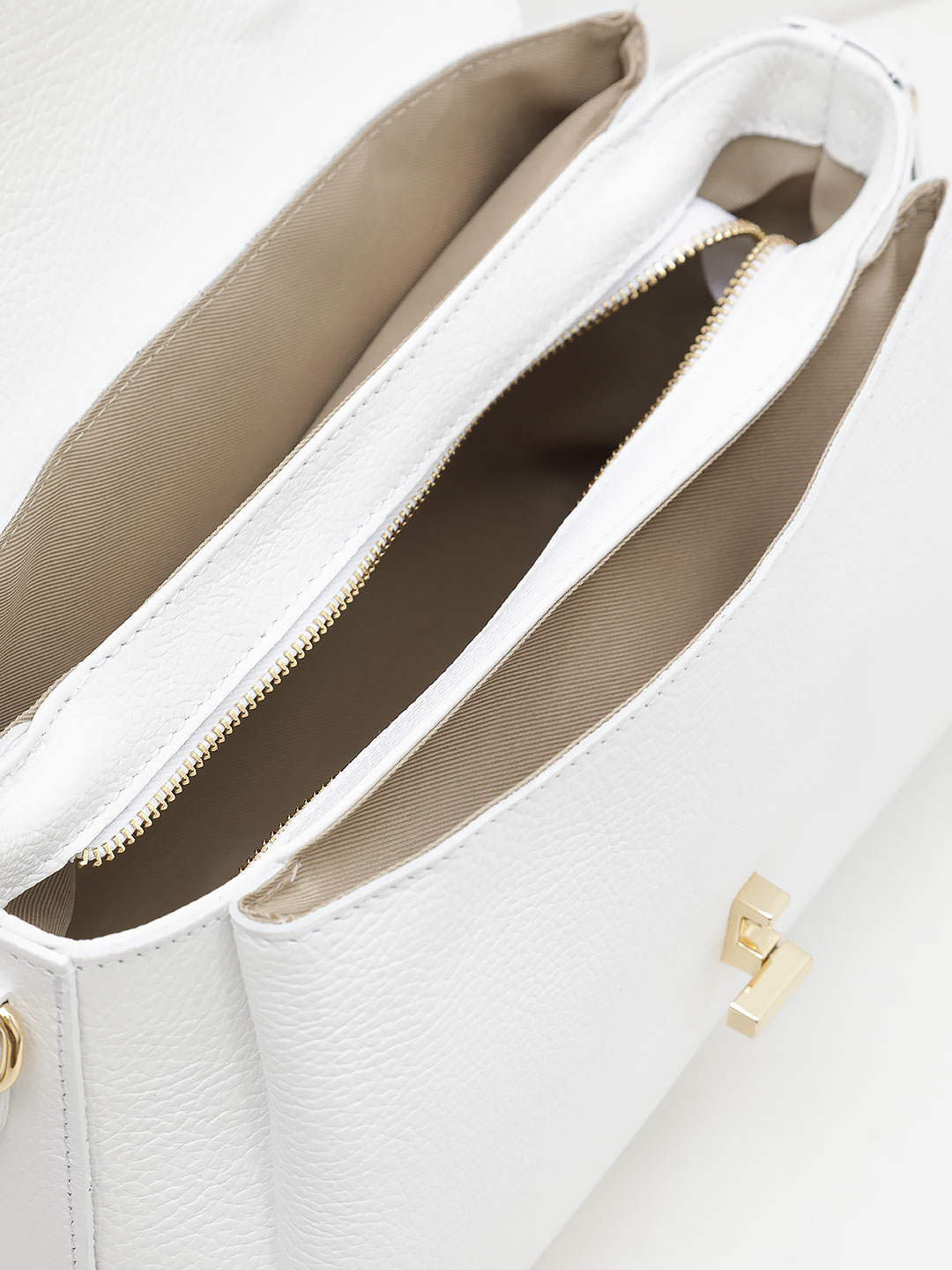 Cумка с рамочной фурнитурой на клапане от BE NICE белого цвета