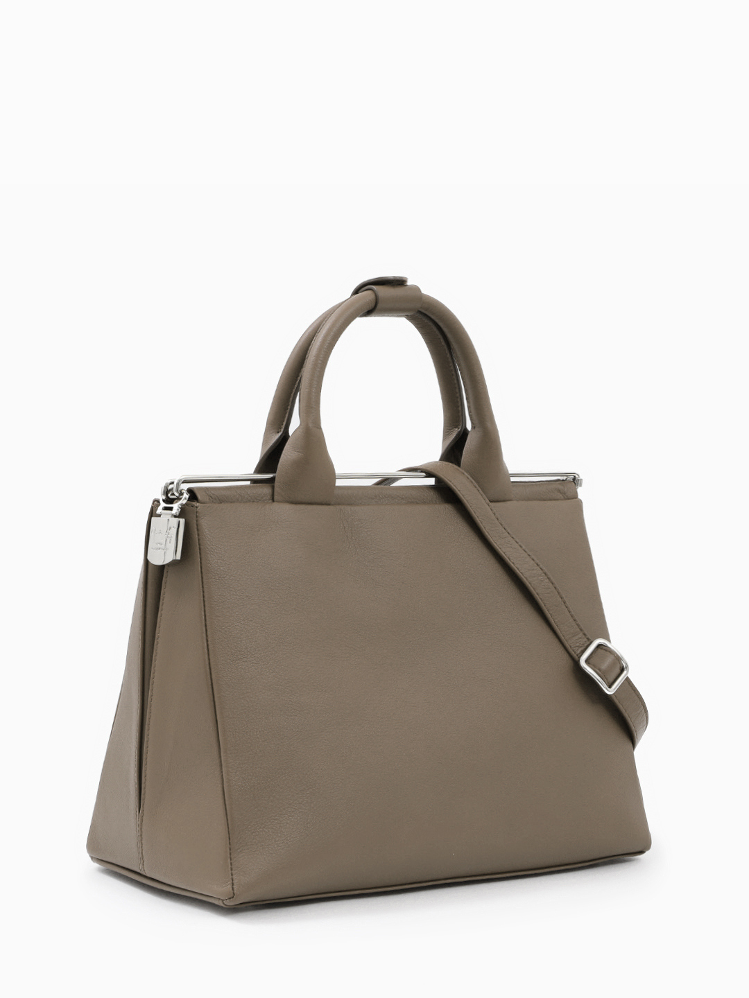 Сумка в размере М с серебристой металлической фурнитурой от Renato Angi в оттенке тауп