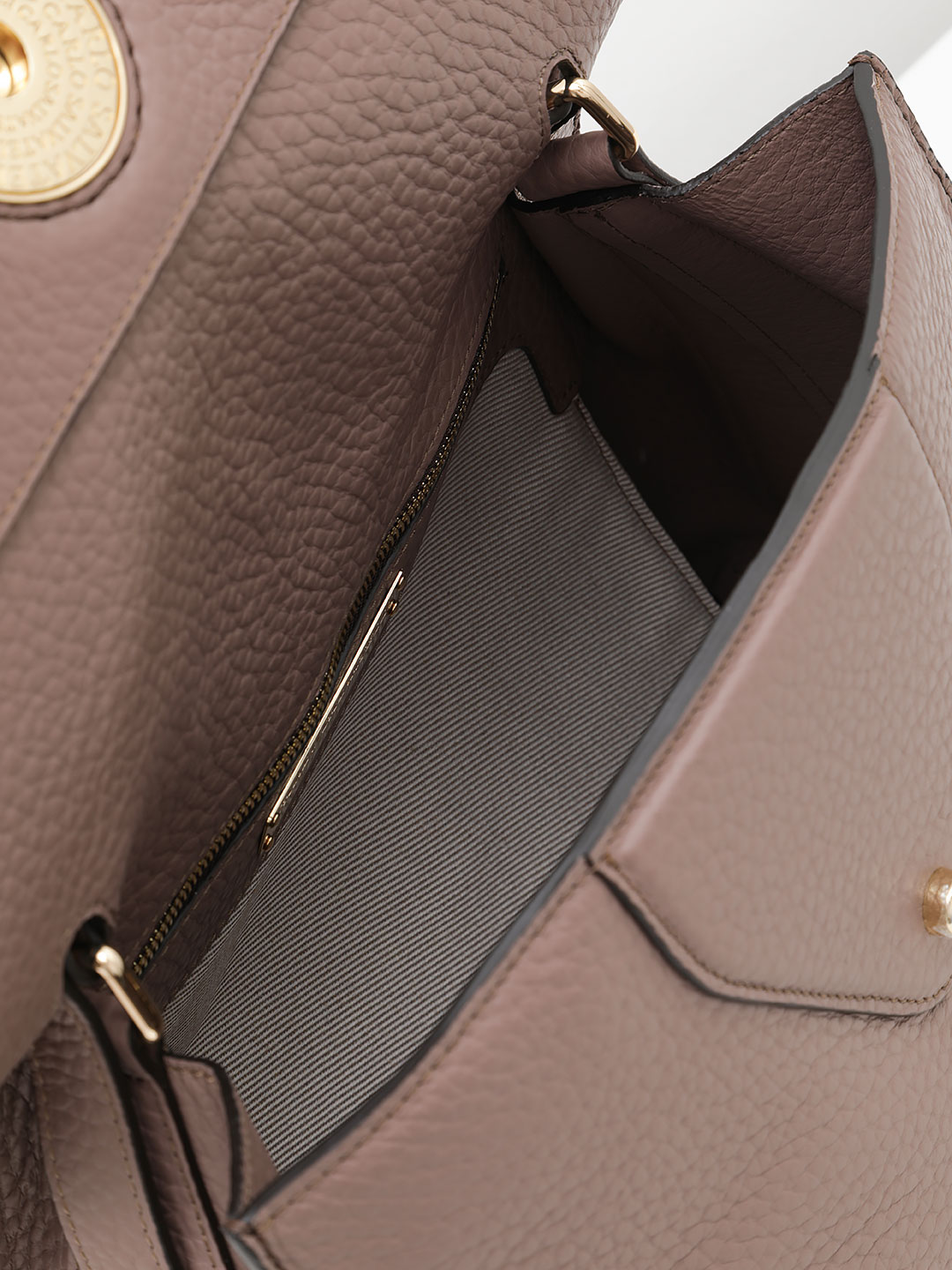 Сумка от Carlo Salvatelli из крупнозернистой кожи бежевого цвета