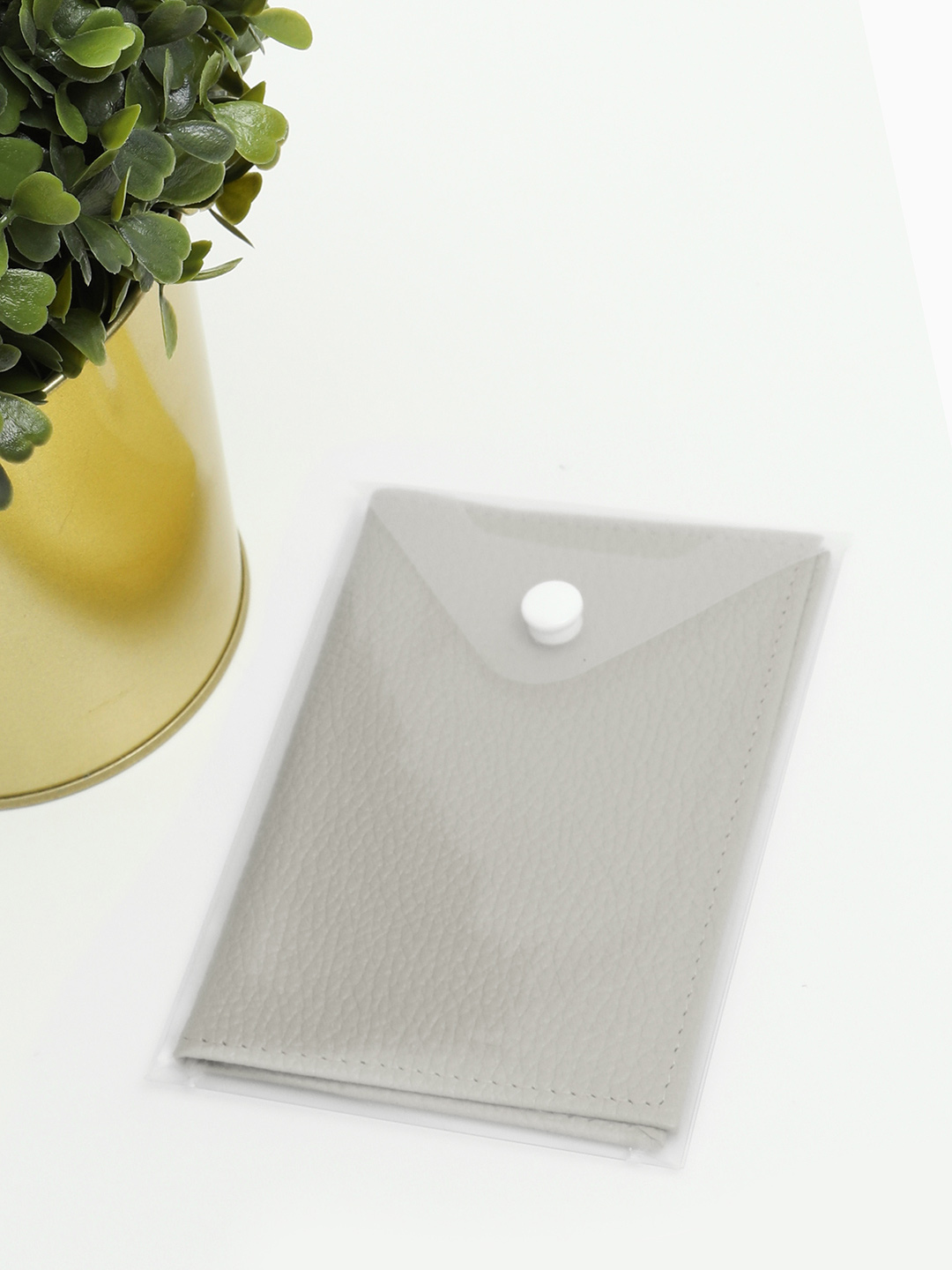 Обложка для паспорта в светло - сером цвете от Alessandro Beato из натуральной кожи 