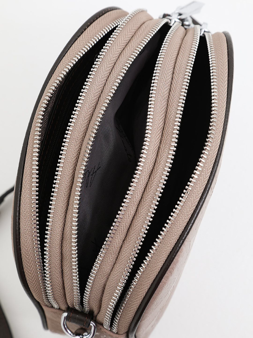 Кросс-боди с тремя отделениями и узорным тиснением от Alessandro Beato оттенка тауп