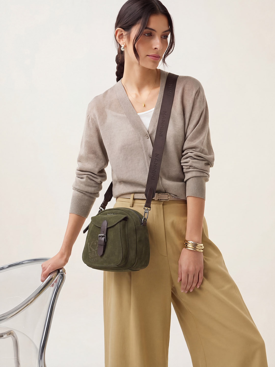 сумка через плечо с карманом спереди от Nannini из замши темно-оливкового цвета с элементами отделки из коричневой кожи