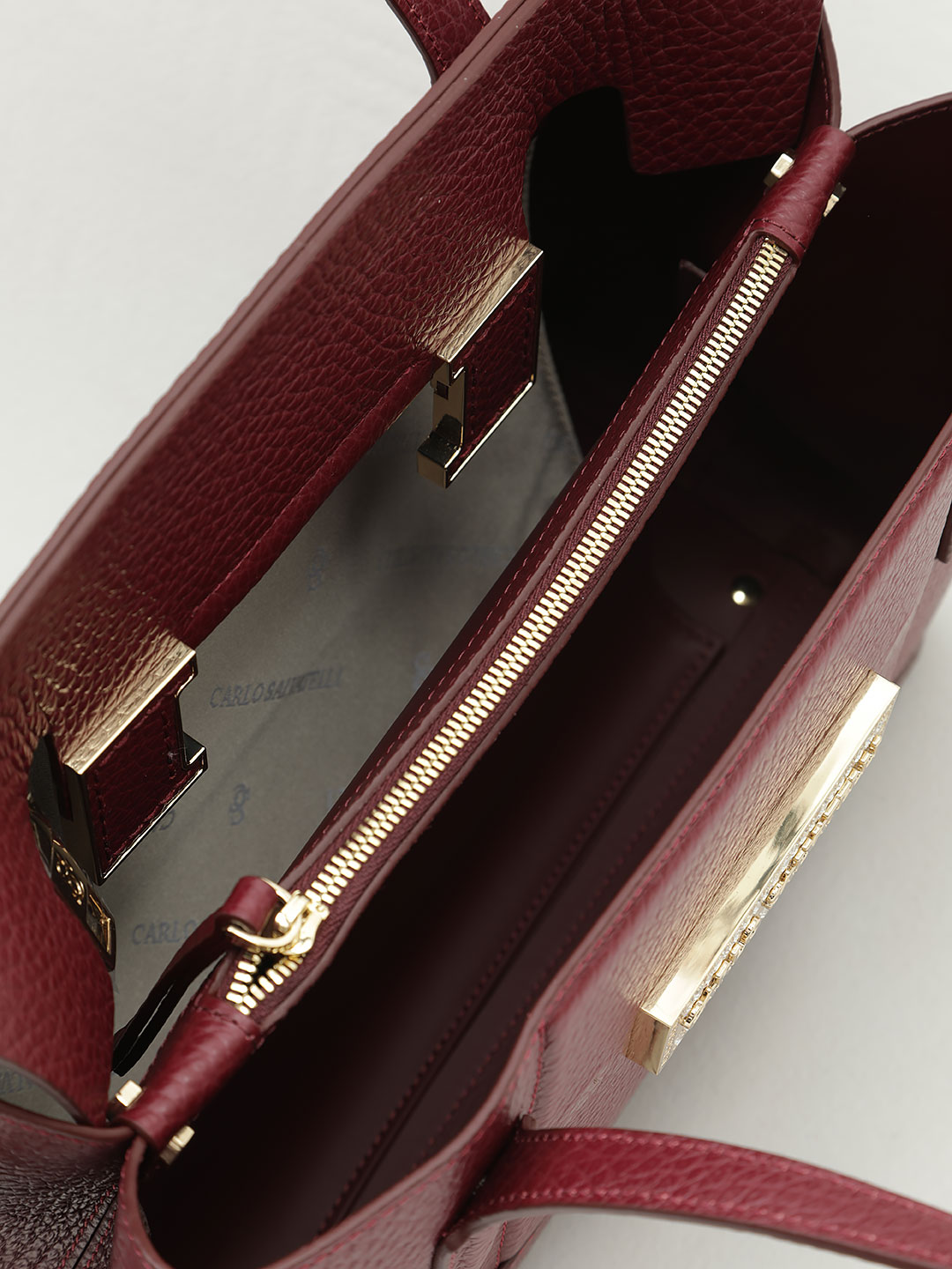 Сумка с именной гравировкой и стразами от Carlo Salvatelli из крупнозернистой кожи в бордовом цвете