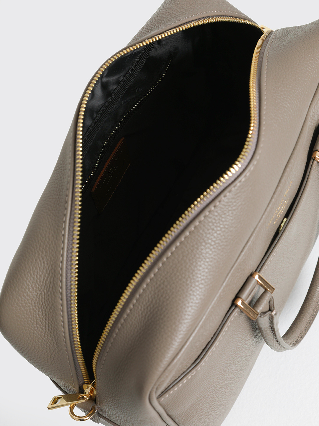 Прямоугольная сумка-тоут с фирменной строчкой от Christian Villa в оттенке тауп