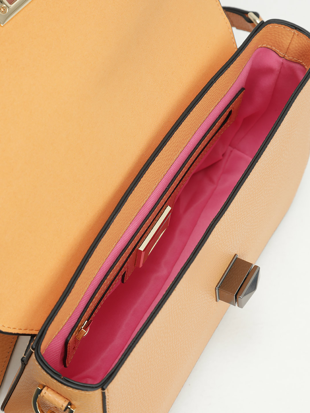 Небольшая сумка с треугольным клапаном и поворотным замком от Cromia из натуральной рыжей кожи