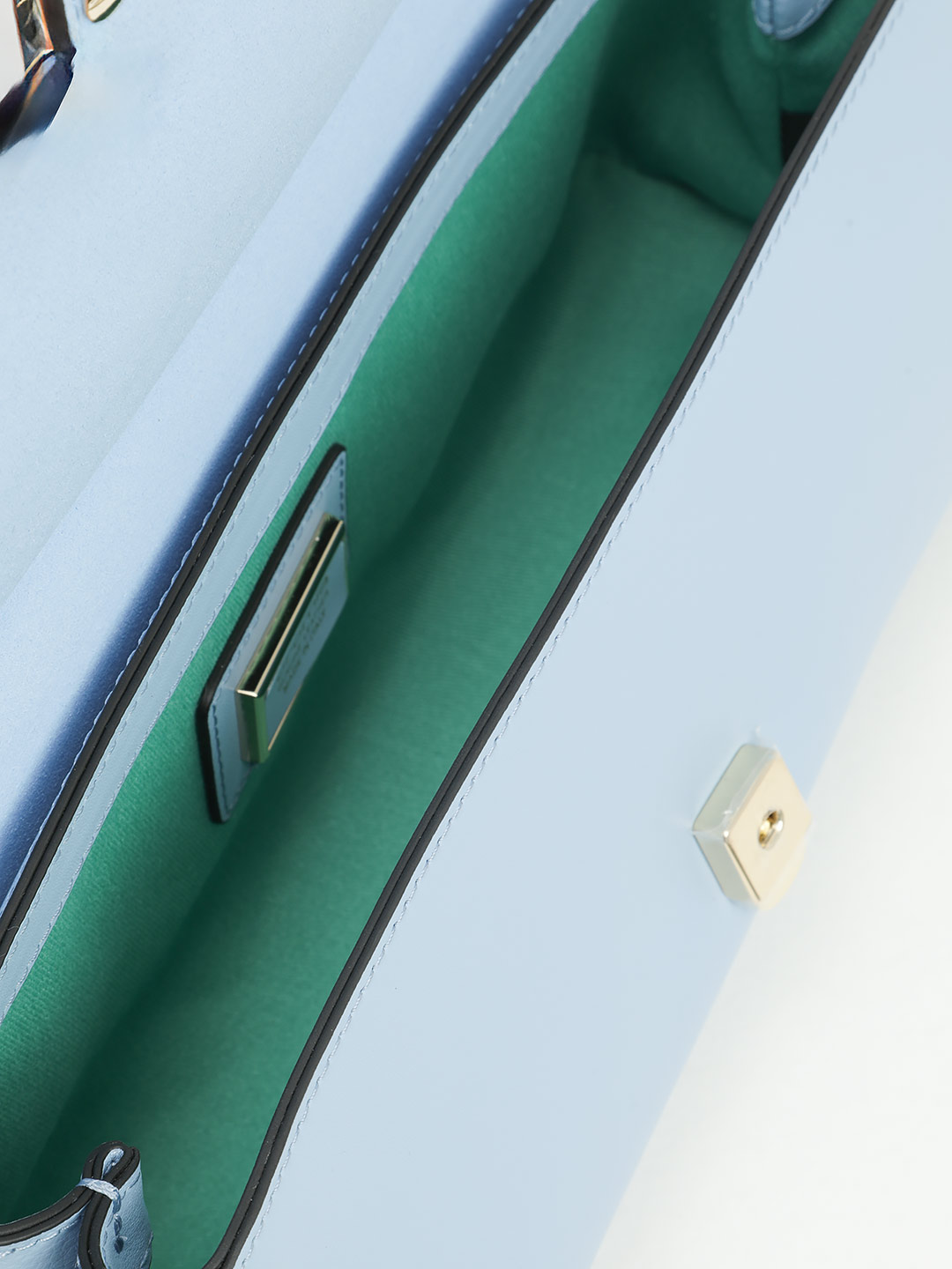 Сумка-багет с пряжкой на клапане от Cromia из натуральной голубой кожи