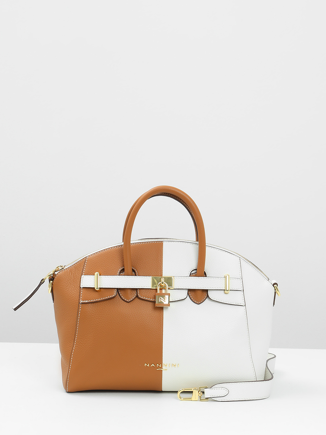 Сумка-тоут в размере М с фурнитурой-замком от NANNINI в сочетании коньячного оттенка и белого цвета off-white