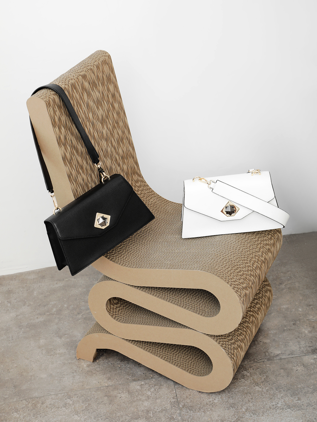 Кросс-боди на плечо с именной гравировкой на карабинах от CROMIA в белом цвете