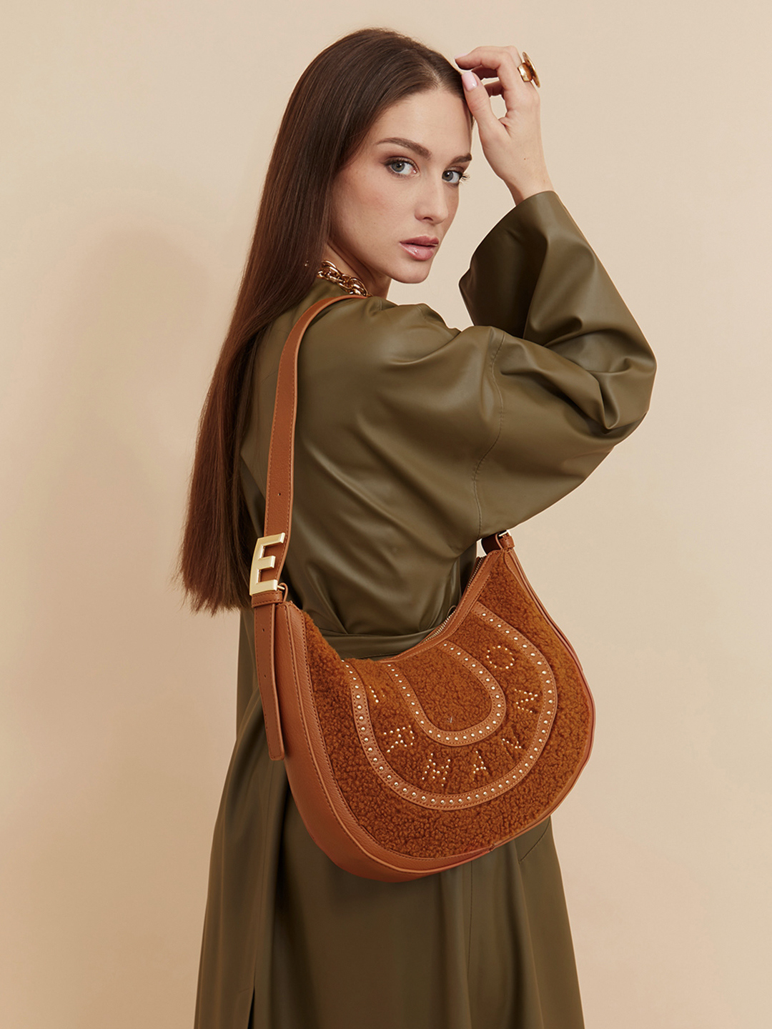 Сумка-хобо в размере "М" с надписью из металлических клёпок от ERMANNO FIRENZE оттенка загара