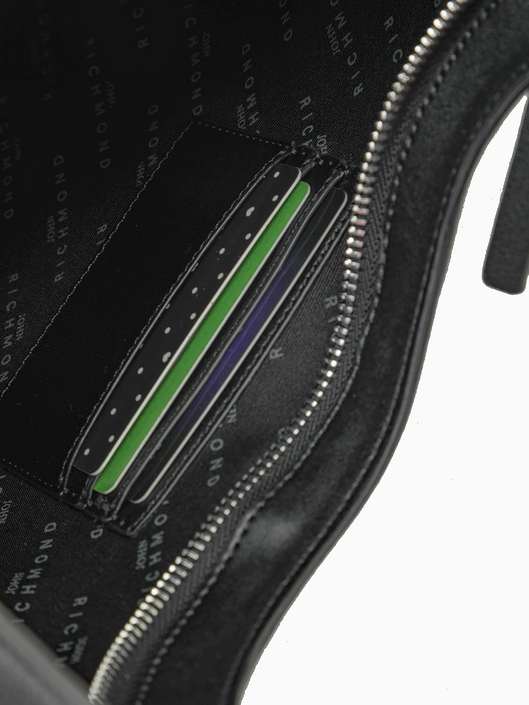 Сумка-мешок от John Richmond с именной металлической эмблемой