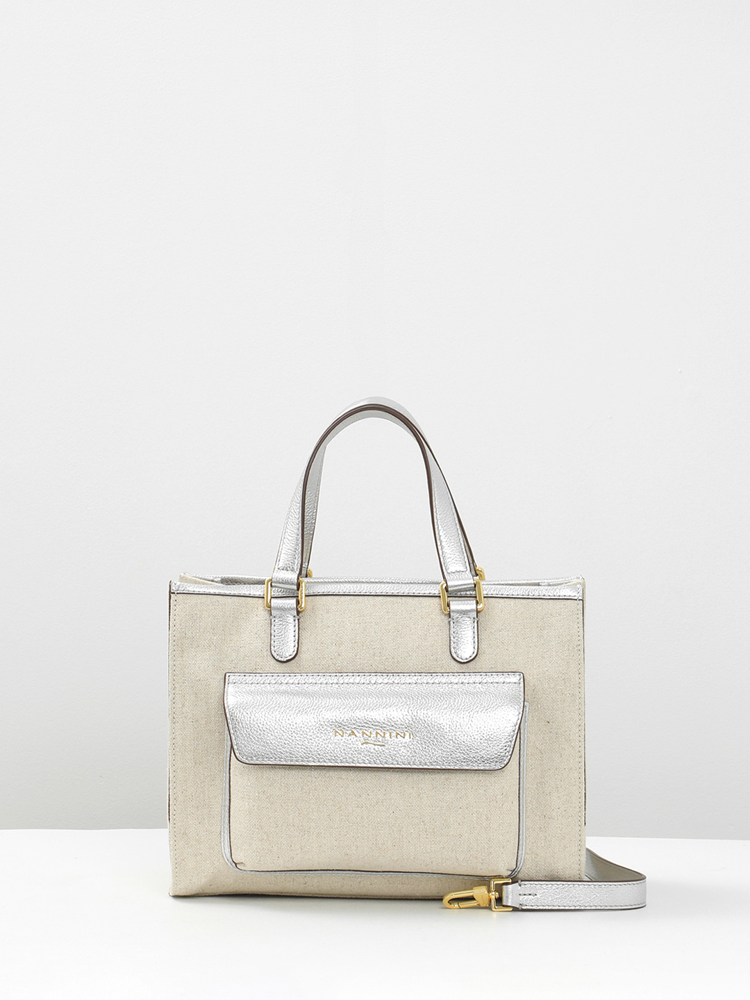 Сумка-тоут с логотипом на внешнем кармане от NANNINI из текстиля и натуральной кожи серебристого оттенка