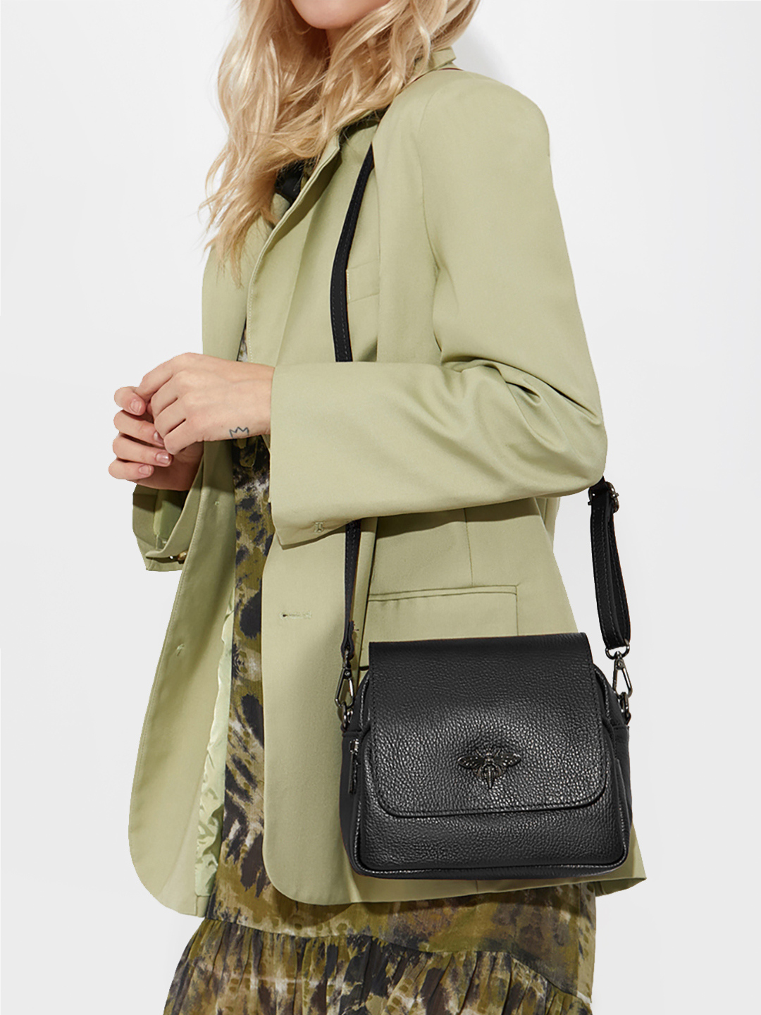 Сумка через плечо "VIOLETTA" с пряжкой в виде пчелы от FOLLE в чёрном цвете