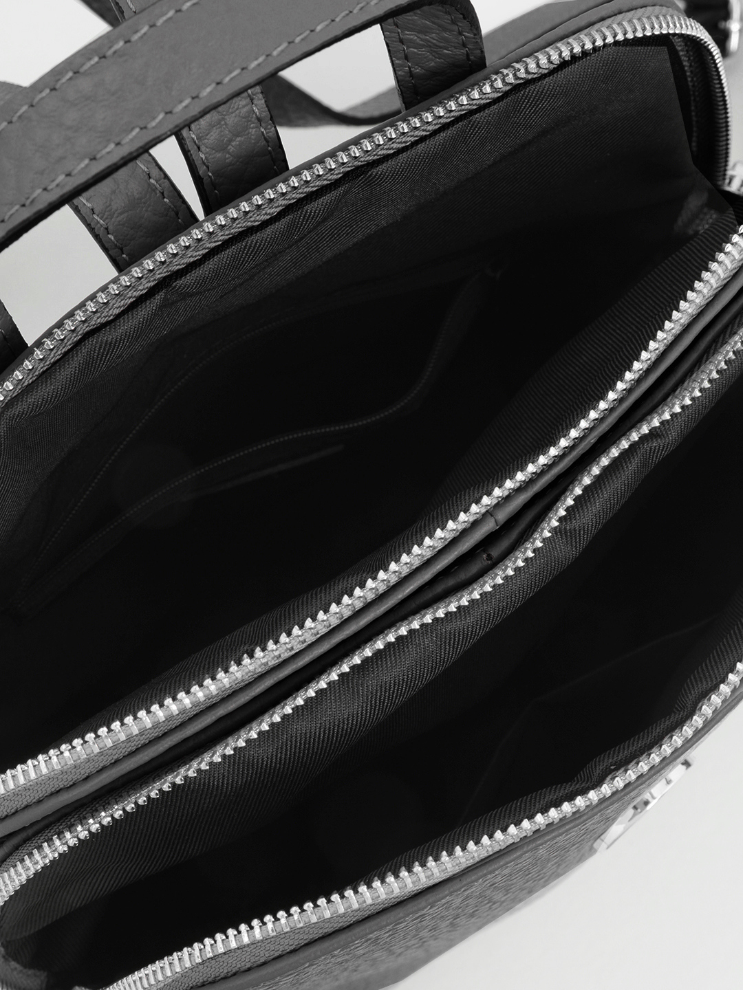 Рюкзак с двумя отделениями и круглой фурнитурой от FOLLE из крупнозернистой кожи чёрного цвета