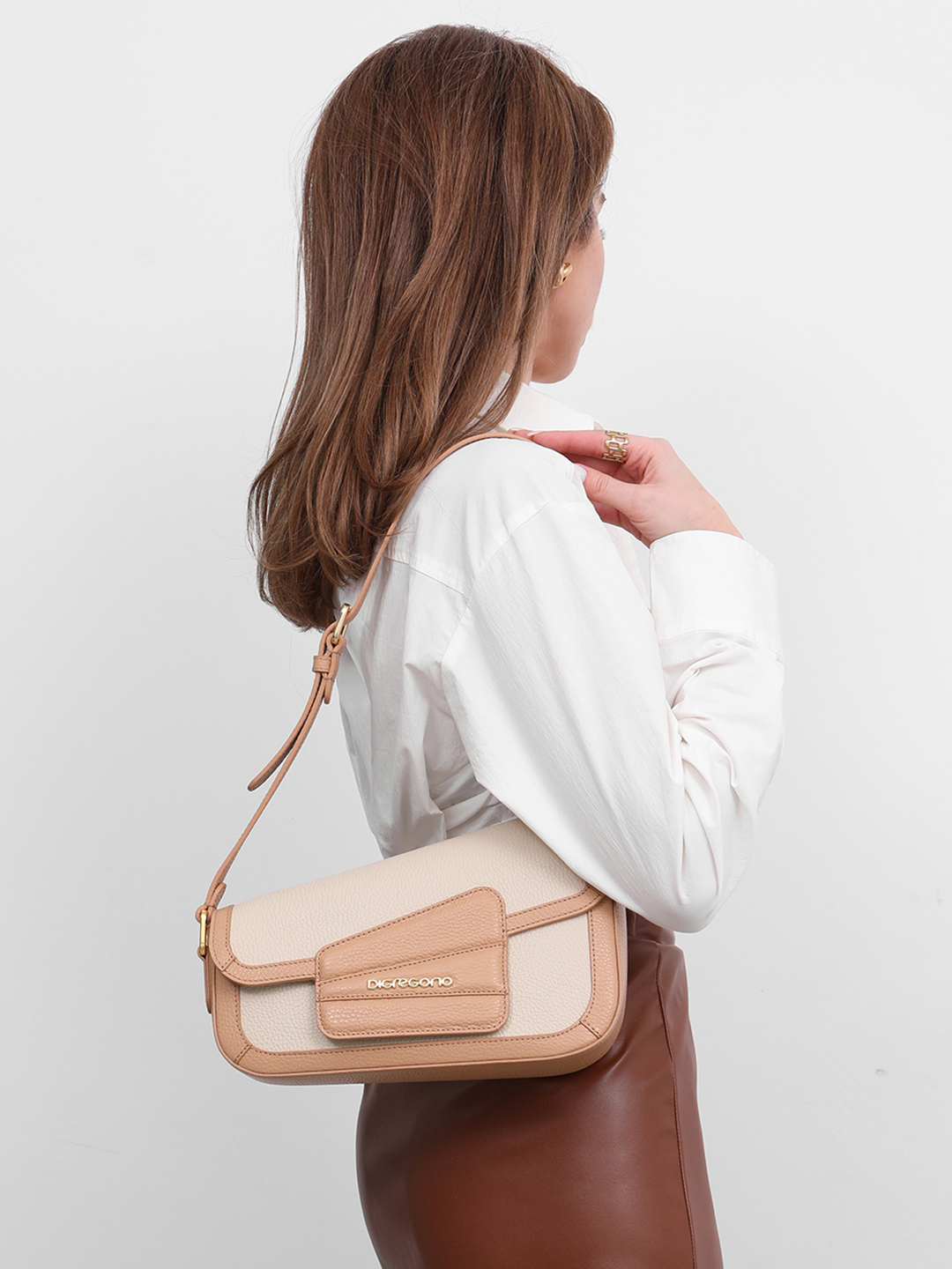 Ассиметричная сумка-багет с длинным плечевым ремнём от Di Gregorio в сочетании коричневого цвета и оттенка латте
