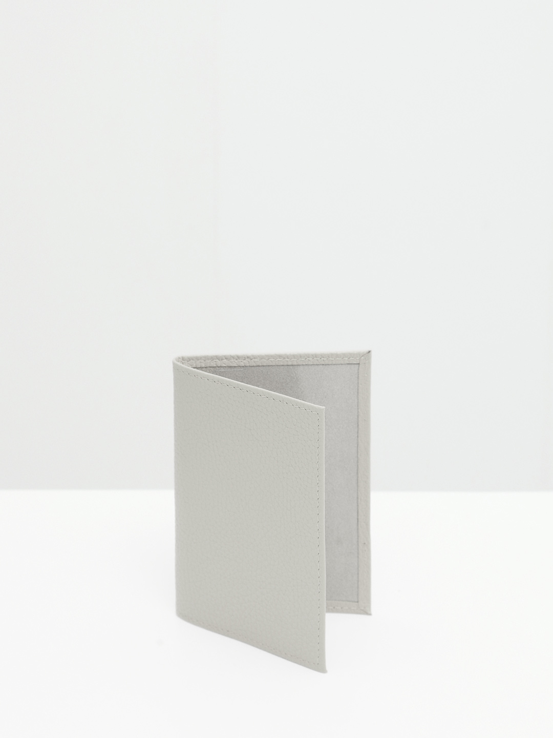 Обложка для паспорта в светло - сером цвете от Alessandro Beato из натуральной кожи 