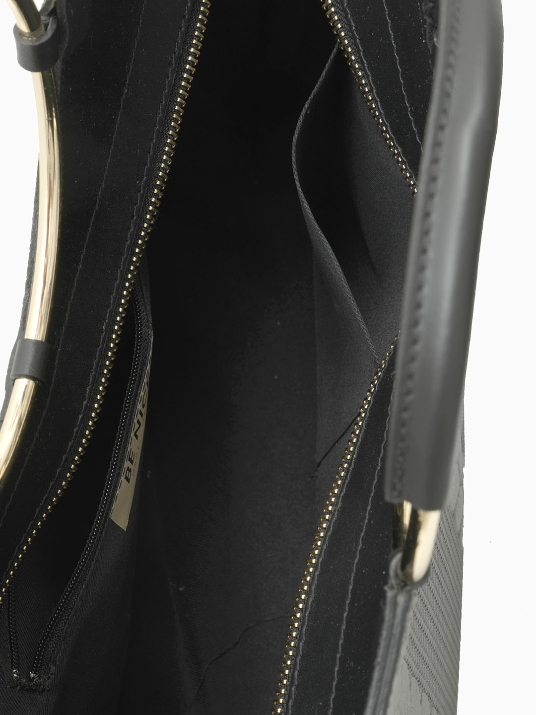 Сумка жесткой формы с ручками-кольцами от Be Nice из кожи черного цвета с тиснением