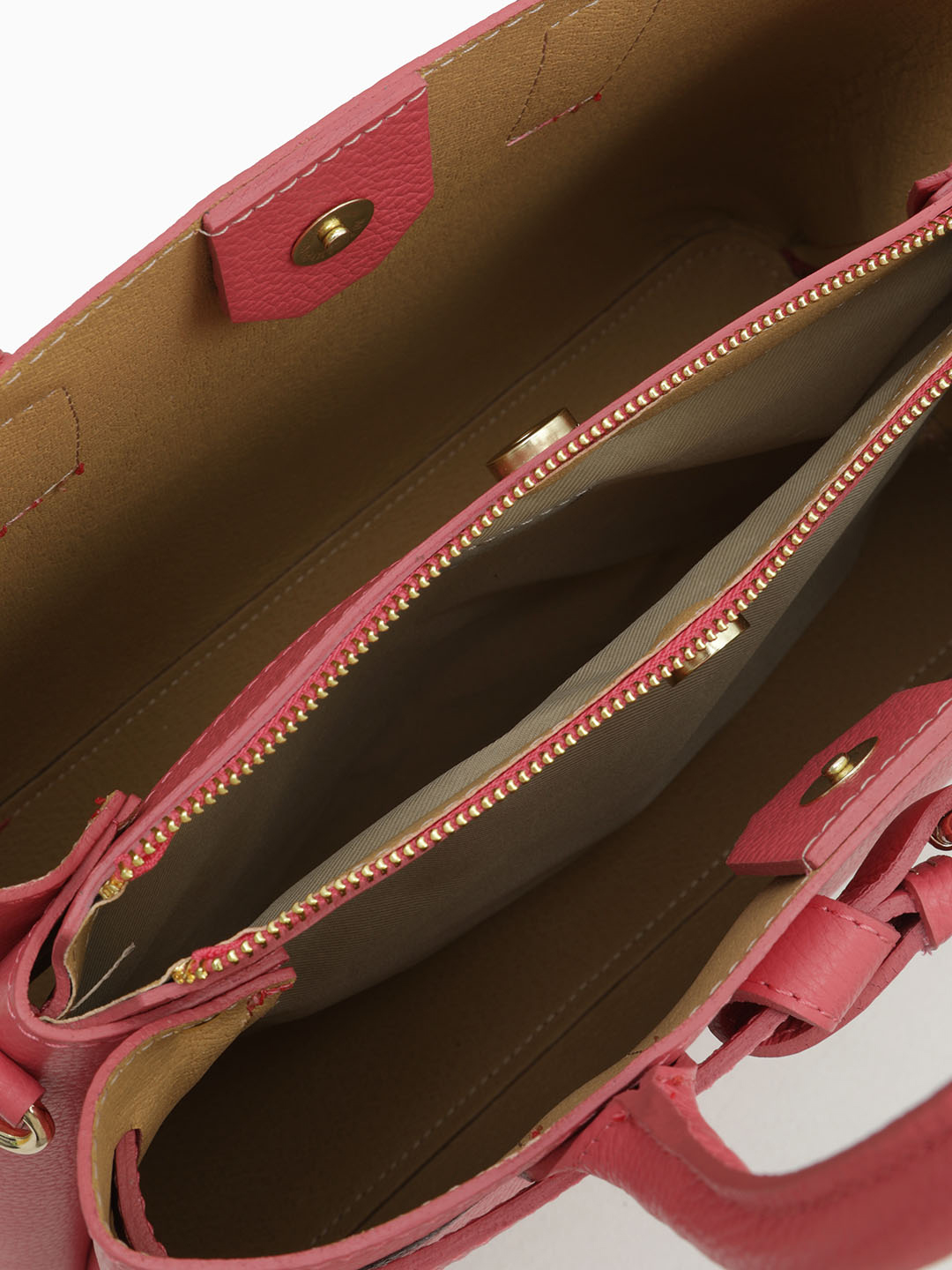 Сумка с перекрученным ремнем от BE NICE из кожи цвета фуксия