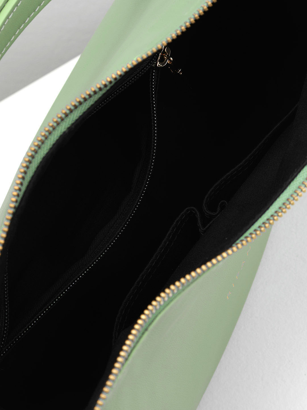 Небольшая сумка-мешок с акцентной фурнитурой от Ripani из мелкозернистой кожи зеленого цвета