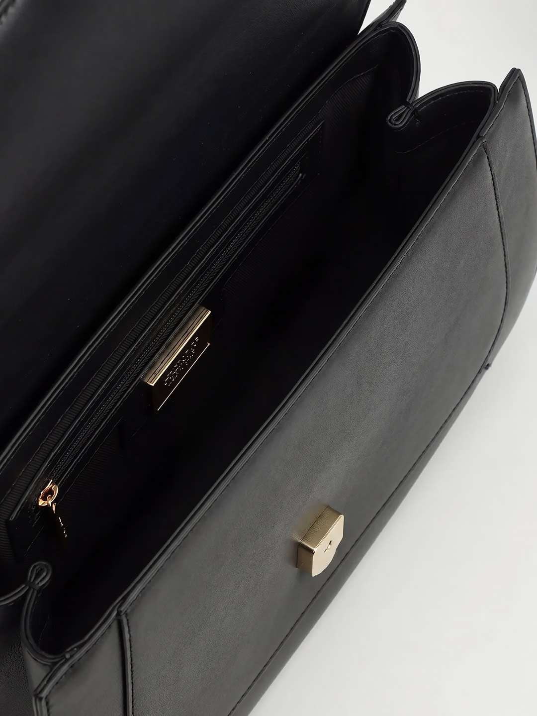 Сумка закругленной формы с одной ручкой и пряжкой на клапане от Cromia из натуральной черной кожи