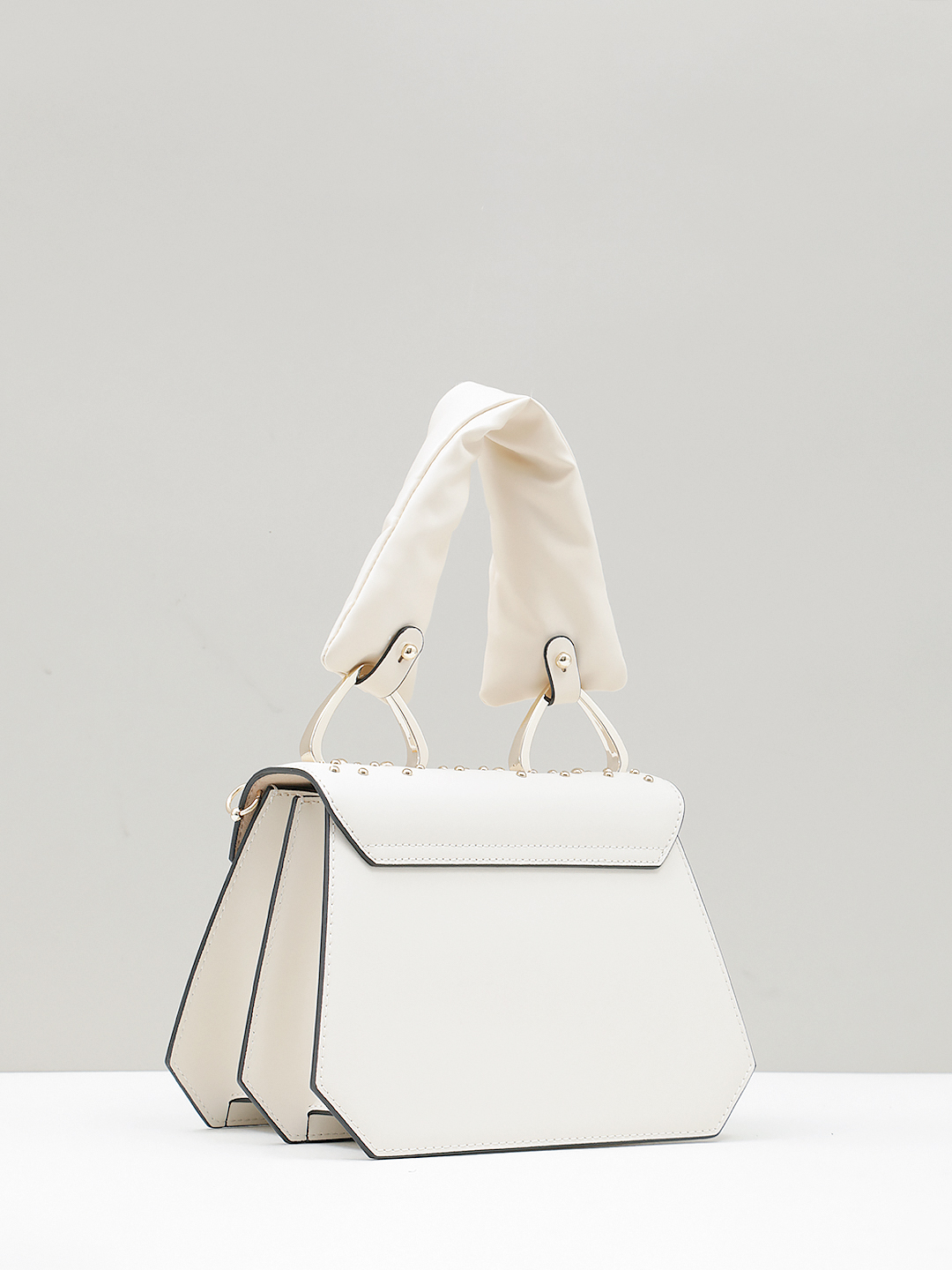 Сэтчел от Cromia в натуральной коже молочного оттенка с клепками и стразами