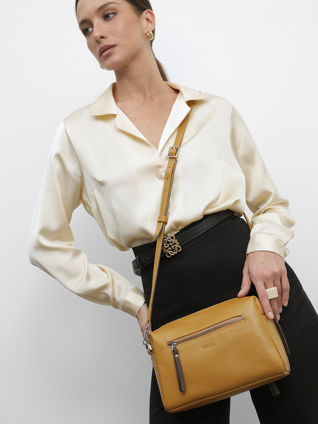Небольшая кросс-боди с передним отделением на молнии от FOLLE в цвете охра